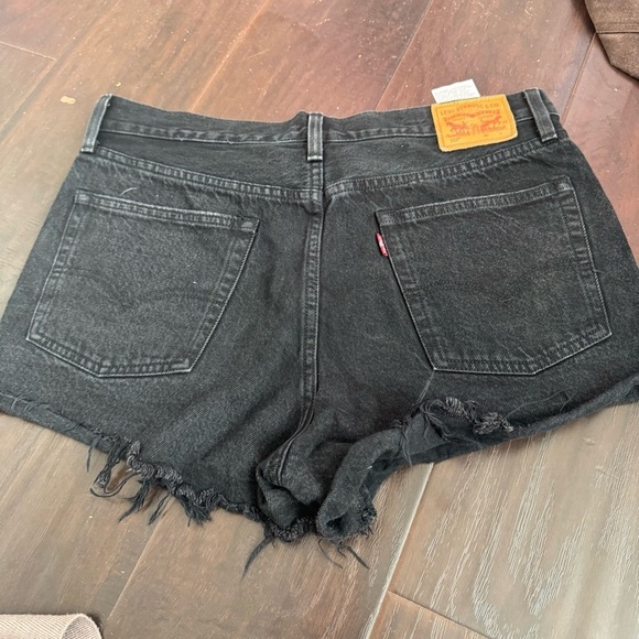 Levi's Black Jean Shorts with High-Waisted Cut-Off Style - Picture 4 of 5